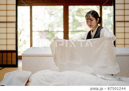 仏衣を着せる葬儀スタッフ(納棺師・棺布団) 仏衣を着せる葬儀スタッフ(納棺師・棺布団) 87501244