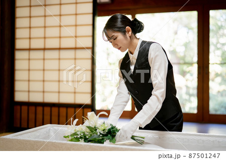 納棺をする葬儀スタッフ（納棺師・女性） 87501247