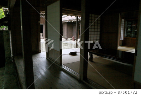中村家住宅離れ座敷から中庭 87501772
