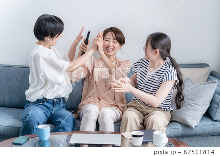 テレビ　観戦　ライブ　女性 87501814