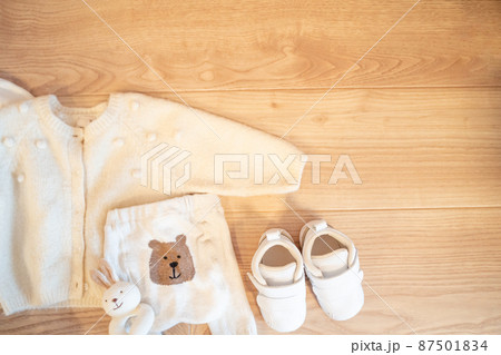子供素材 ナチュラルな子供の洋服の文字入れ背景素材 子供素材 ナチュラルな子供の洋服の文字入れ背景素材 87501834