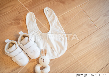 子供素材　新生児の洋服の文字入れ背景素材 87501837