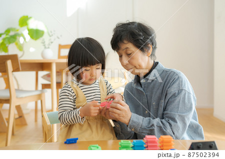 室内で遊ぶおばあちゃんと孫　 87502394