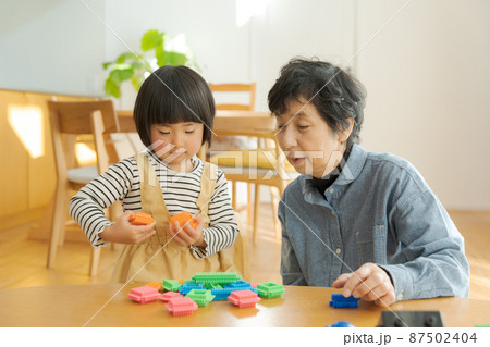 室内で遊ぶおばあちゃんと孫 室内で遊ぶおばあちゃんと孫 87502404