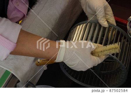 年末の大掃除に細かい所まで綺麗にする作業風景 87502584