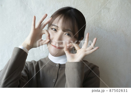 オッケーを出す女性 オッケーを出す女性 87502631