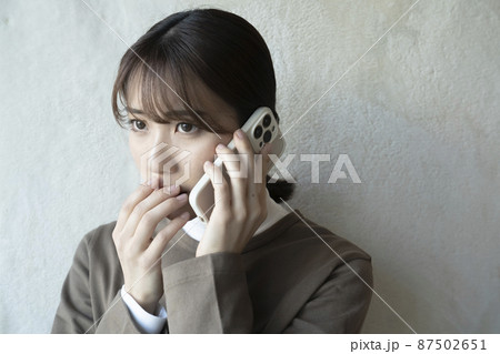 電話をかける女性 電話をかける女性 87502651