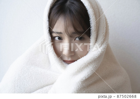毛布をかぶった女性 毛布をかぶった女性 87502668
