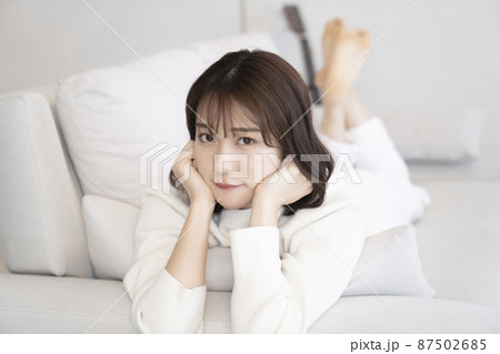 ソファーでくつろぐ女性 87502685