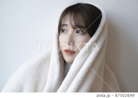 毛布をかぶった女性 毛布をかぶった女性 87502699