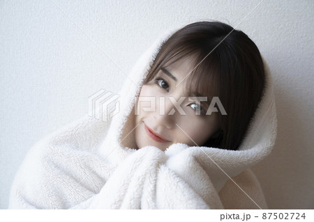 毛布をかぶった女性 87502724