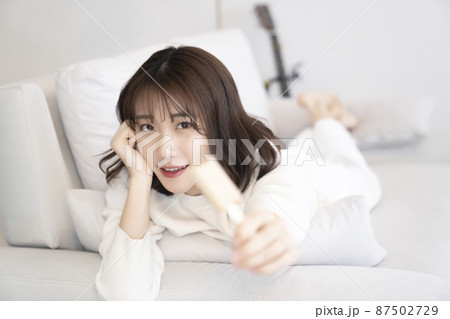 ソファーでアイスを食べる女性 ソファーでアイスを食べる女性 87502729