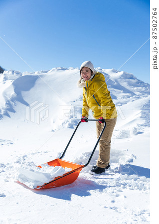 雪かきをする女性 87502764