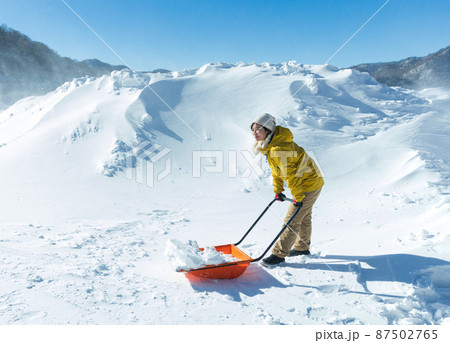 雪かきをする女性 雪かきをする女性 87502765
