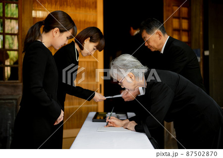 葬式の弔問客（高齢者・芳名帳） 87502870