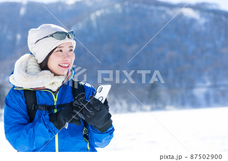 雪山登山を楽しむ女性 87502900