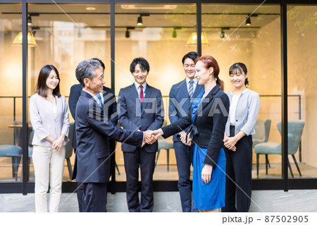 グローバルな契約を結ぶビジネスパーソン 87502905