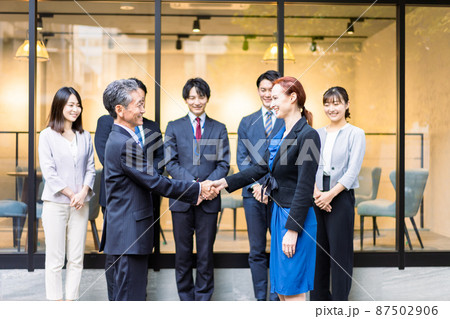 グローバルな契約を結ぶビジネスパーソン 87502906