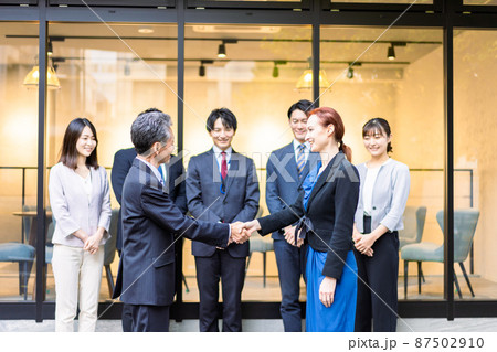 グローバルな契約を結ぶビジネスパーソン 87502910