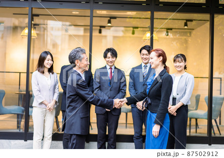 グローバルな契約を結ぶビジネスパーソン 87502912
