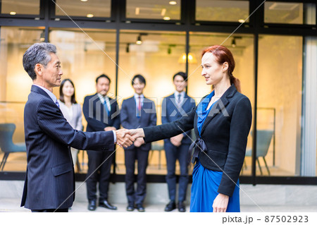 グローバルな契約を結ぶビジネスパーソン 87502923