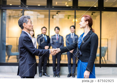 グローバルな契約を結ぶビジネスパーソン 87502925