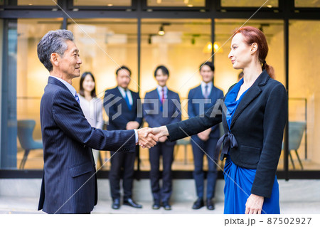 グローバルな契約を結ぶビジネスパーソン 87502927