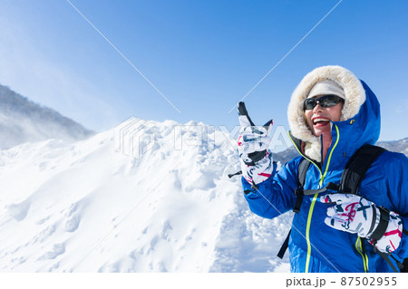 雪山を楽しむ女性 雪山を楽しむ女性 87502955
