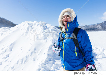雪山を楽しむ女性 雪山を楽しむ女性 87502956