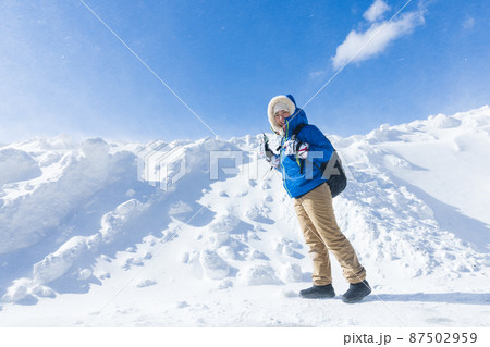 雪山を楽しむ女性 87502959