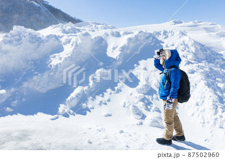 雪山を楽しむ女性 雪山を楽しむ女性 87502960