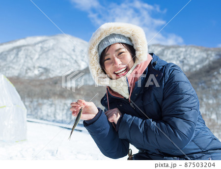 わかさぎ釣りを楽しむ女性 わかさぎ釣りを楽しむ女性 87503204