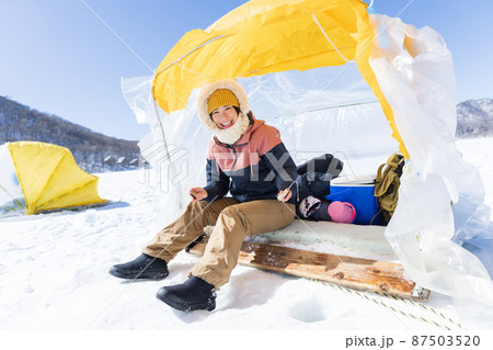わかさぎ釣りを楽しむ女性 わかさぎ釣りを楽しむ女性 87503520