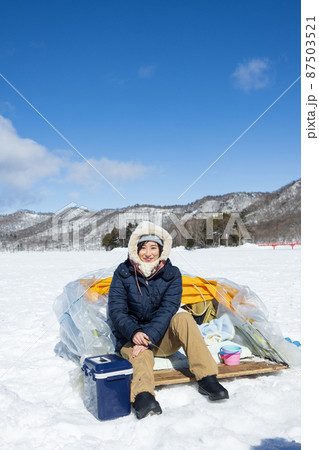 わかさぎ釣りを楽しむ女性 わかさぎ釣りを楽しむ女性 87503521