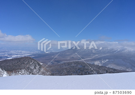 八幡平中倉山山頂からの薄雲をかぶった岩手山 八幡平中倉山山頂からの薄雲をかぶった岩手山 87503690