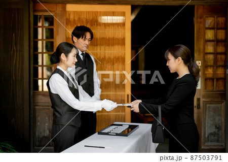 お葬式で受付をする葬祭ディレクター 87503791