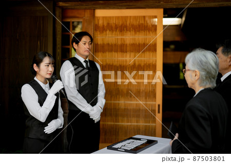 お葬式で受付をする葬祭ディレクター（司会） 87503801