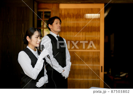 お葬式で受付をする葬祭ディレクター（司会） 87503802