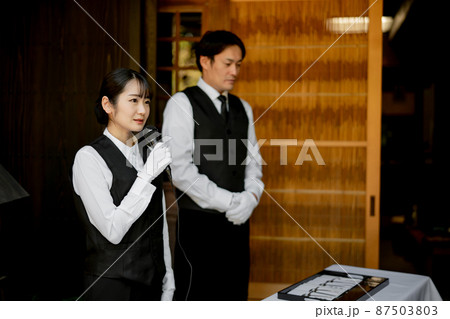 お葬式で受付をする葬祭ディレクター（司会） 87503803