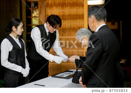 お葬式で受付をする葬祭ディレクター 87503833