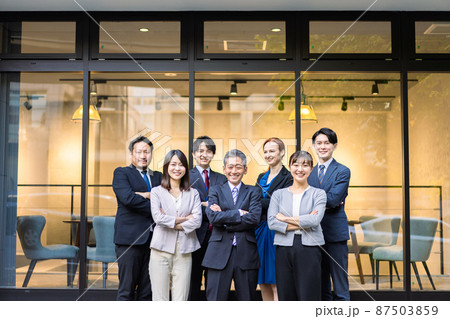 オフィスの前で並ぶビジネスパーソン 87503859