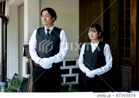 お葬式で受付をする葬祭ディレクター（お辞儀） 87503879