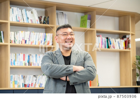 30代のビジネスマンのポートレート 87503936