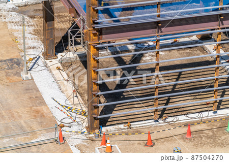 建設現場 吊足場 鉄骨工事 横胴縁 建設現場 吊足場 鉄骨工事 横胴縁 87504270