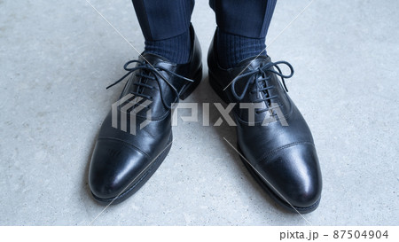 ピカピカに磨いた革靴｜足元のエチケット　 87504904