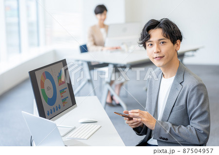 オフィスで働くビジネスマン オフィスで働くビジネスマン 87504957