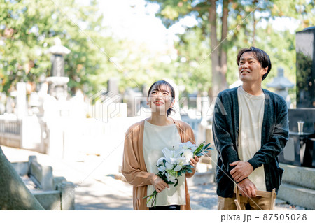 お墓参りする男女 87505028