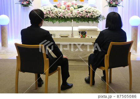 祭壇を見つめる遺族 87505086