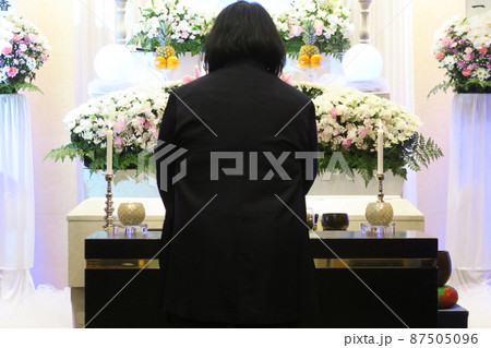 お焼香をする長女 87505096