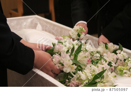 故人とお別れをする遺族 87505097